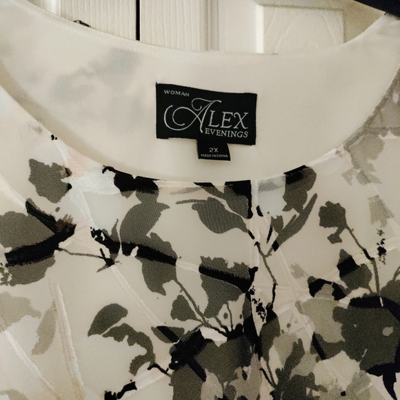 NWT! Alex Evenings BEAUTIFUL flattering silky, flowy top! Size 2x! - Picture 2 of 4